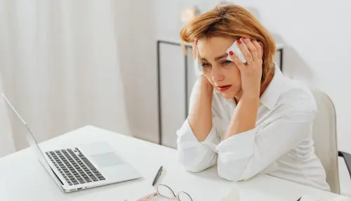 7 pierres contre l’anxiété : guide doux et pratique (lithothérapie) 1 7 pierres contre l’anxiété – guide lithothérapie (améthyste, quartz rose, tourmaline noire, lépidolite, calcédoine bleue, labradorite, aventurine verte)